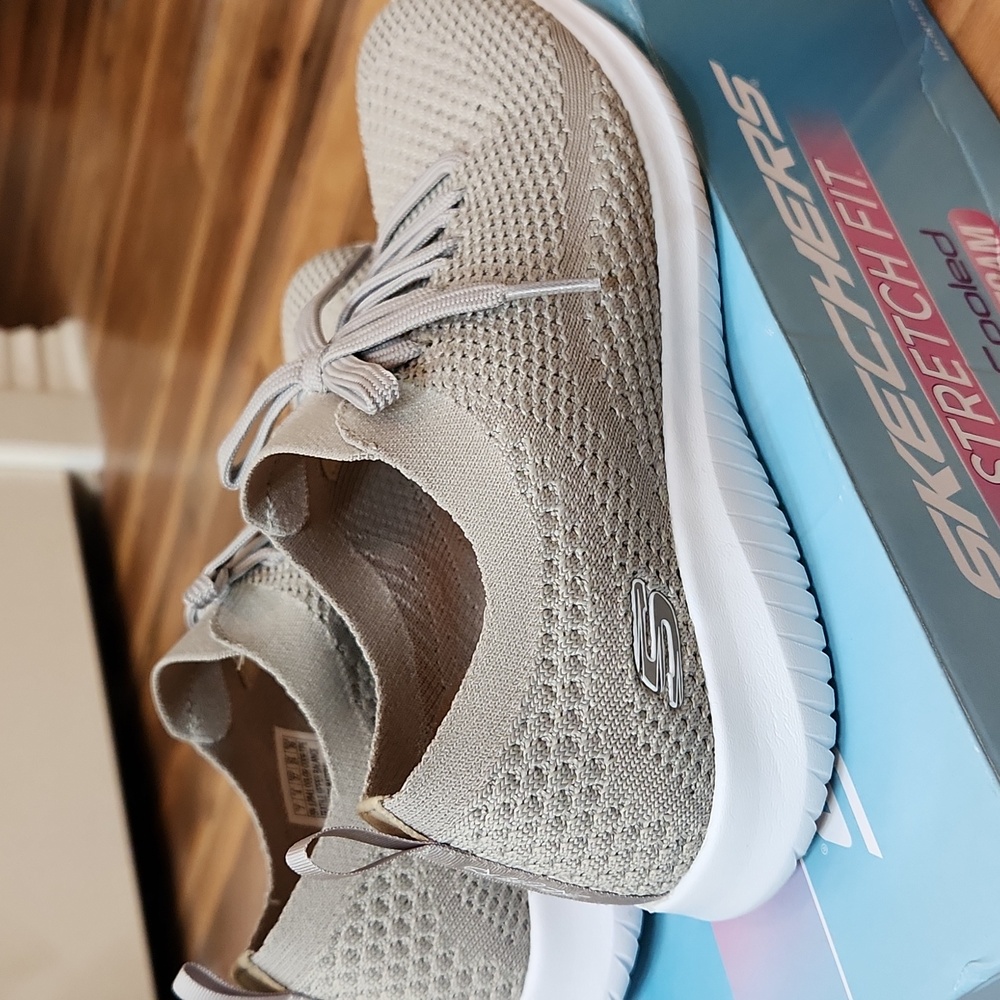 SKECHERS: Size 7 - Picture 5 of 8